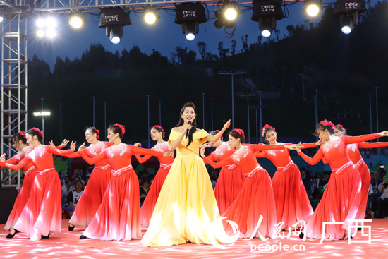 “我邀明月頌中華”中秋歌會(huì)演出。人民網(wǎng) 付華周攝