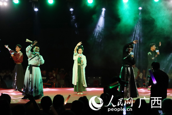 “我邀明月頌中華”中秋歌會(huì)演出。人民網(wǎng) 付華周攝