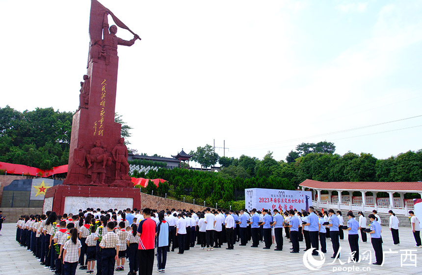 “銘記歷史 致敬英烈”2023年國(guó)家法定烈士紀(jì)念日紀(jì)念活動(dòng)現(xiàn)場(chǎng)。人民網(wǎng)記者 張芳攝