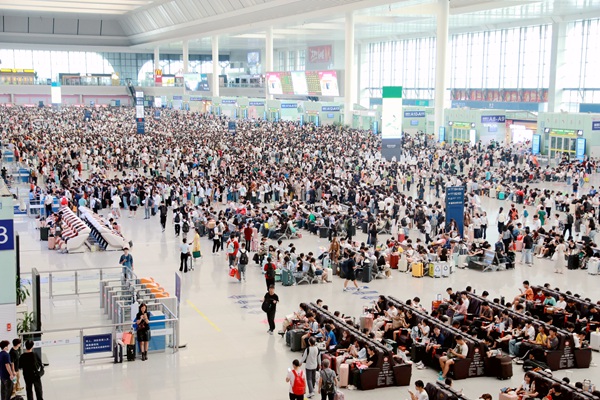 南寧東站候車室。于莉攝