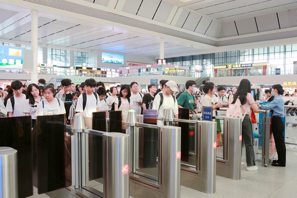 南寧東站旅客檢票進(jìn)站。于莉攝