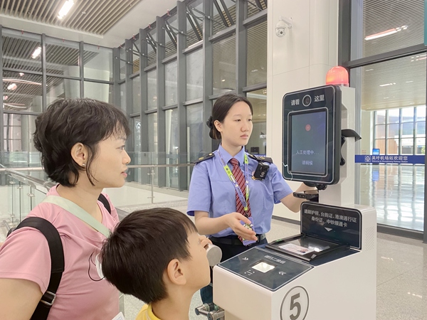 吳圩機(jī)場站工作人員核驗(yàn)旅客購票信息。權(quán)慶偉攝