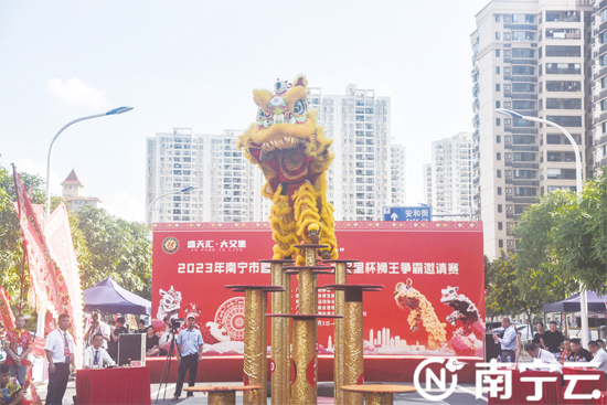醒獅在梅花樁上表演。韋峭攝