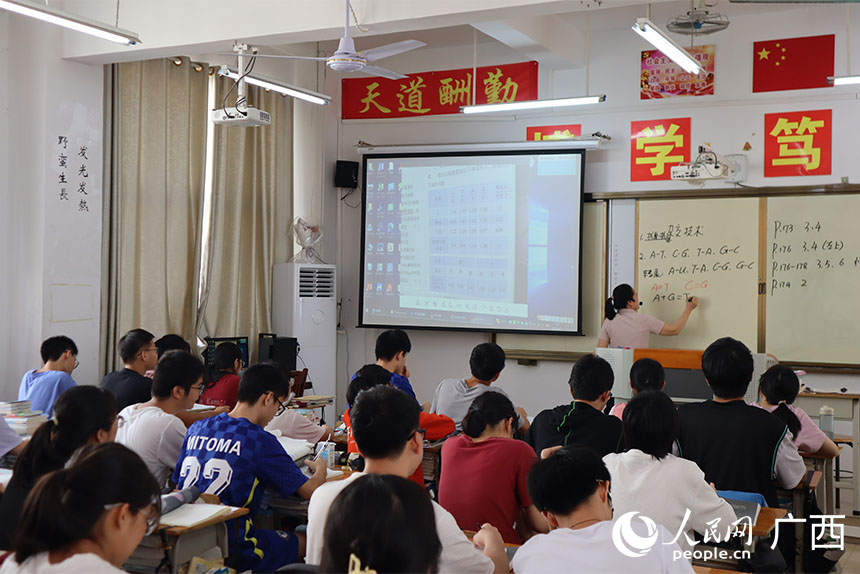 韋海英正在給學生上課。人民網(wǎng) 班小晴攝