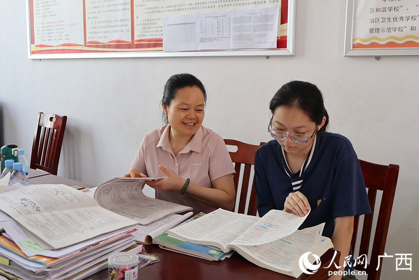 韋海英正在給學生講解知識。人民網(wǎng) 班小晴攝