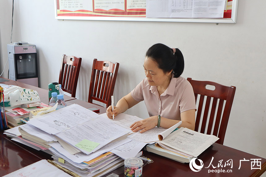 韋海英潛心鉆研教學工作。人民網(wǎng) 班小晴攝