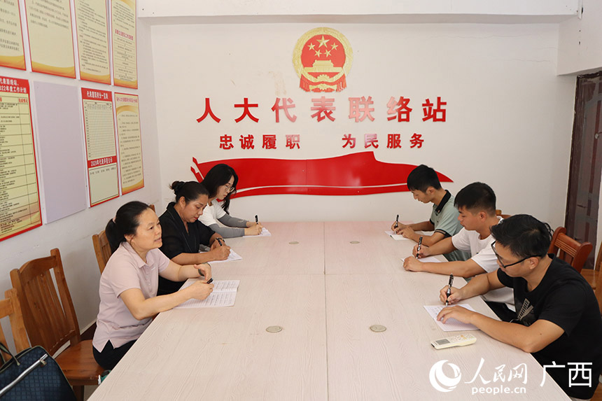 韋海英參加大豐片區(qū)聯(lián)絡站點學習討論活動。人民網(wǎng) 班小晴攝