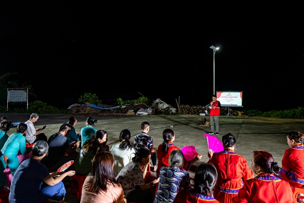 工作隊(duì)開展鄉(xiāng)村夜話活動(dòng)