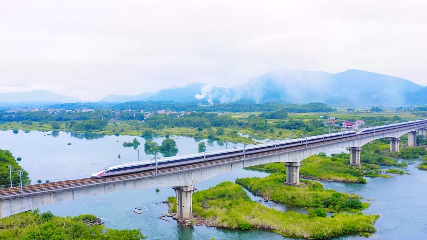 動車組列車行駛在貴廣高鐵。秦昱翔攝