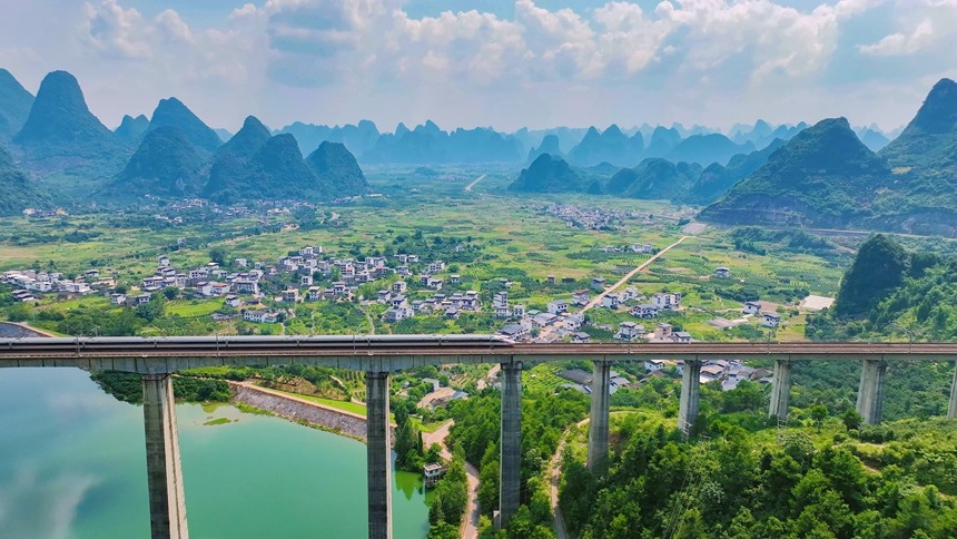 動(dòng)車(chē)組列車(chē)行駛在貴廣高鐵。蔣松哲攝