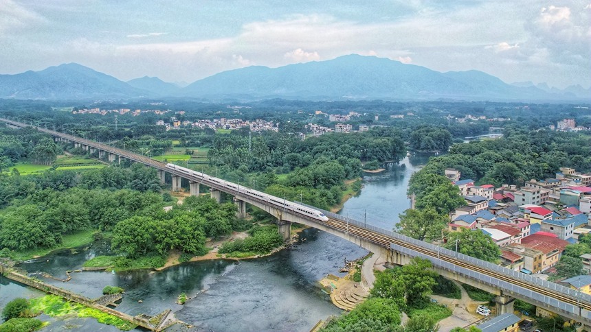 動車組列車行駛在貴廣高鐵。李洪銳攝