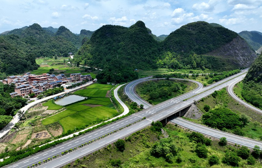 坐落在“最美高速”百靖高速旁的百龍屯。黎玉聰攝