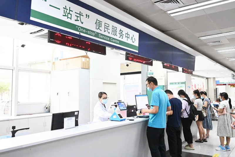 柳州市人民醫(yī)院“一站式”便民服務(wù)中心。柳州市人民醫(yī)院供圖