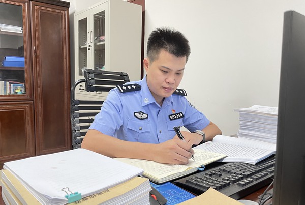 林勁加班梳理案件線索