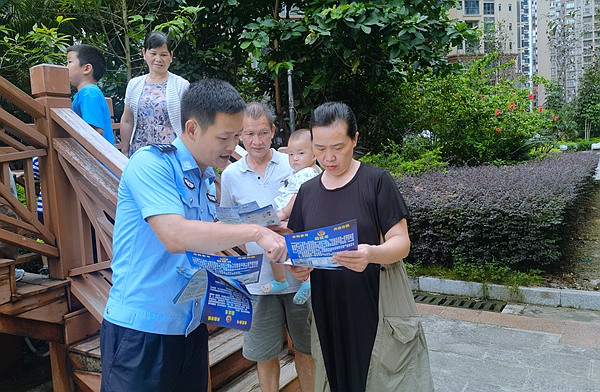 曾昭竣耐心為社區(qū)群眾講解反詐知識