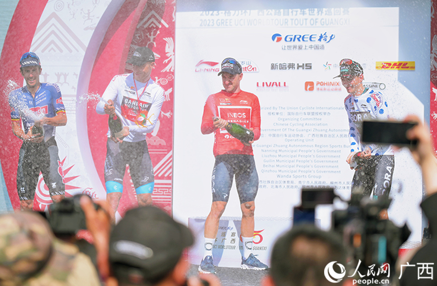 2023年世巡賽·環(huán)廣西北海站獲獎車手開香檳慶祝。人民網(wǎng)記者 嚴(yán)立政攝