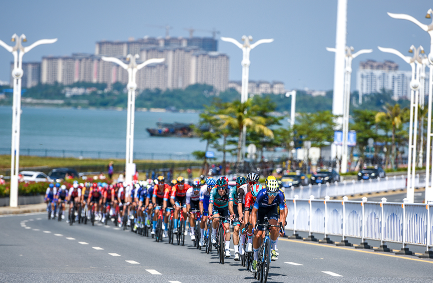 選手們?cè)诒焙Ｊ袃?nèi)騎行穿梭。賽事組委會(huì)供圖