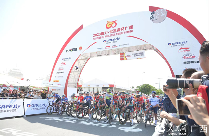 選手們在起點就位,等待發(fā)車。人民網記者 嚴立政攝