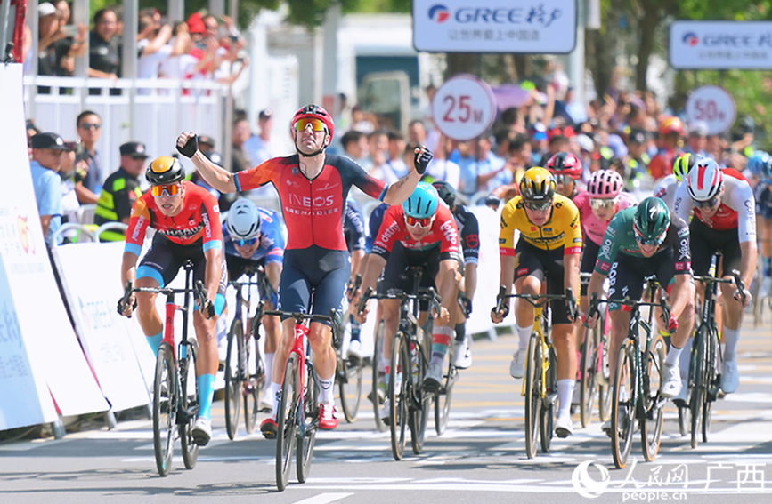 英力士-擲彈兵車隊的維維亞尼斬獲北海站冠軍。人民網(wǎng)記者 嚴(yán)立政攝