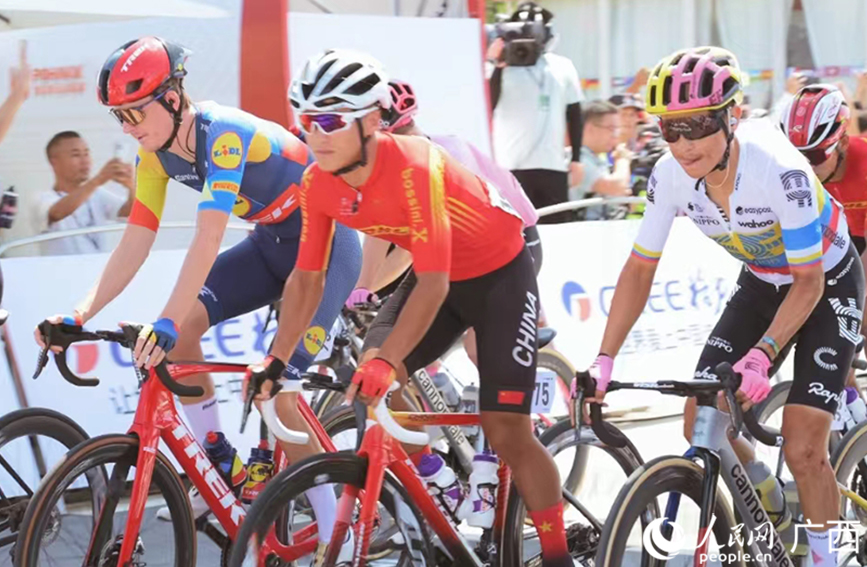 中國國家隊選手在比賽中。人民網記者 嚴立政攝