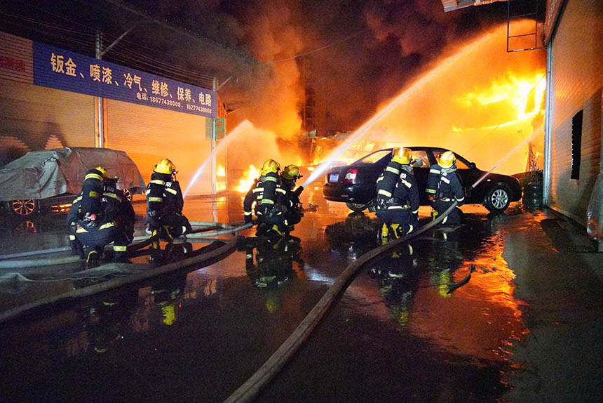 消防員滅火救援現(xiàn)場。萬幸之?dāng)z