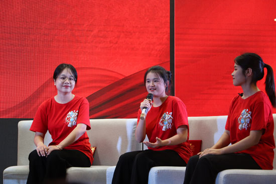 志愿者代表講述故事。寧文青攝