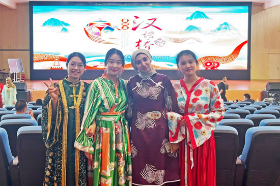 志愿者幫助參賽選手展示服裝。余雨潞攝