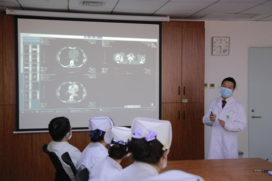 覃少佳和科室的醫(yī)護人員一起對疑難病例進行討論分折,共同為患者制定最佳的診療方案