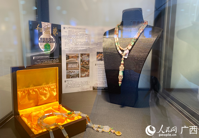 展會現(xiàn)場的黃金珠寶飾品。人民網(wǎng) 馮肖慧攝