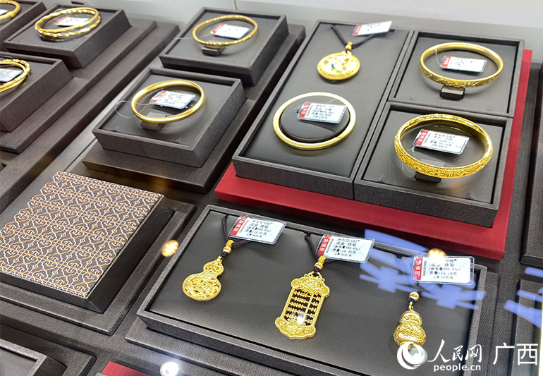 展會現(xiàn)場的黃金珠寶飾品。人民網(wǎng) 馮肖慧攝