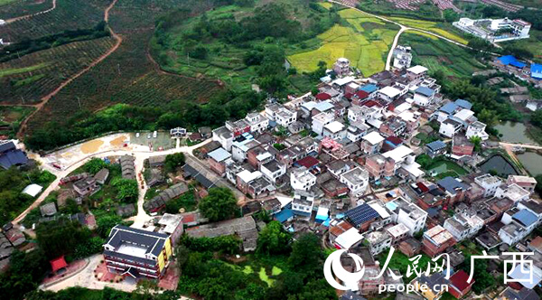 鄒圩鎮(zhèn)紅陶制品示范基地航拍圖。人民網(wǎng) 譚江波攝