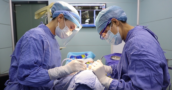 藍(lán)天口腔醫(yī)生為患者進(jìn)行口腔治療。藍(lán)天口腔集團(tuán)供圖