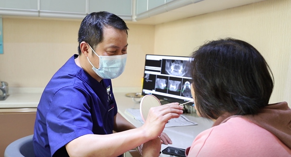藍(lán)天口腔的醫(yī)生為患者進(jìn)行口腔檢查。藍(lán)天口腔集團(tuán)供圖