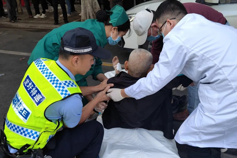 民警協(xié)助醫(yī)護人員。