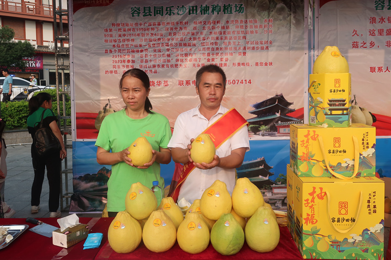 農(nóng)戶展示自己種的沙田柚。黃紫玥攝