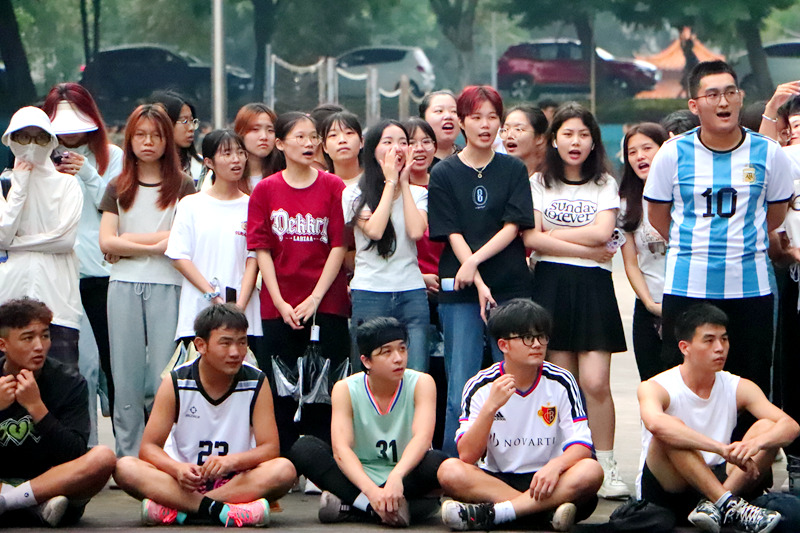 觀眾為參賽隊(duì)員加油吶喊。張泳鴻攝