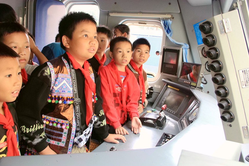 孩子們參觀機(jī)車駕駛室。程睿哲攝