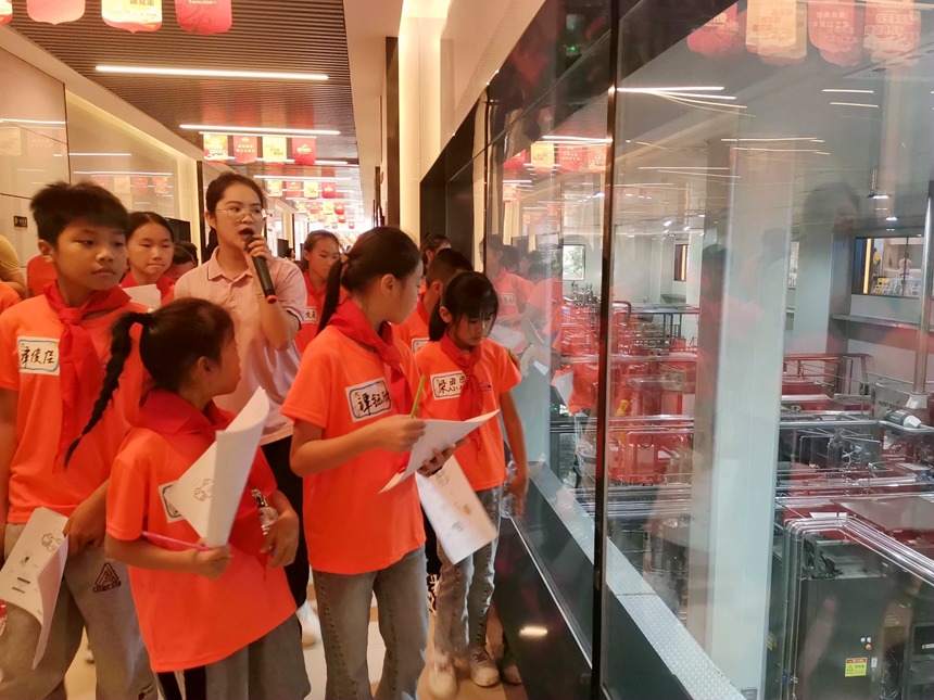 孩子們參觀牛奶加工流水線。陳俏萍攝