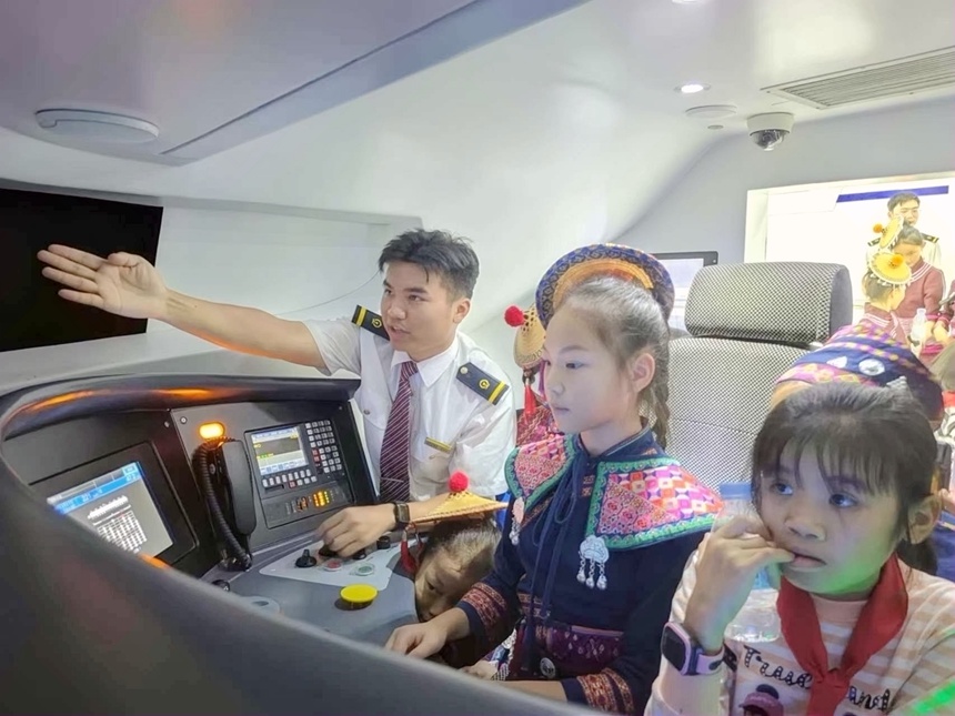 孩子們模擬駕駛動(dòng)車。李蘇原攝