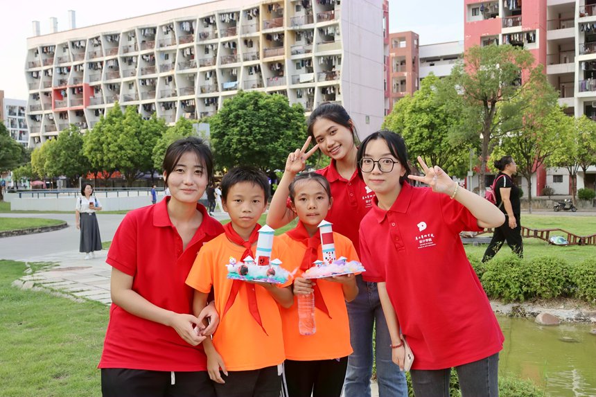 孩子與大學(xué)生志愿者結(jié)下難忘友誼。李琳琳攝
