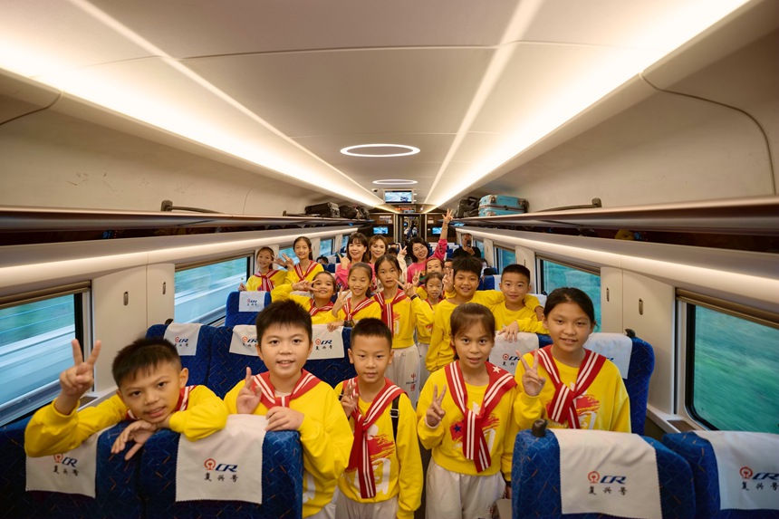 來(lái)自環(huán)江的學(xué)生乘坐動(dòng)車(chē)前往南寧，其中大部分是第一次乘坐動(dòng)車(chē)。蘭炳侶攝