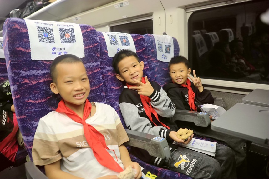 來自融水的小朋友開心地乘坐動(dòng)車。李洪銳攝