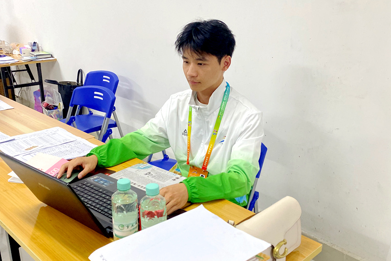 韋德享在進行志愿者調配工作。受訪者供圖