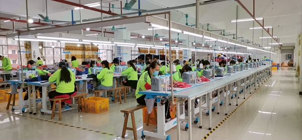 桂平市閃鷹體育用品公司寬敞明亮的車間，縫紉工人們正在趕制訂單。.jpg