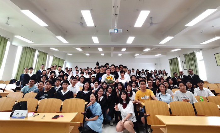 全科醫(yī)學(xué)院“全心全醫(yī)——做人·做事·做學(xué)問(wèn)”專(zhuān)題講座。桂林醫(yī)學(xué)院供圖