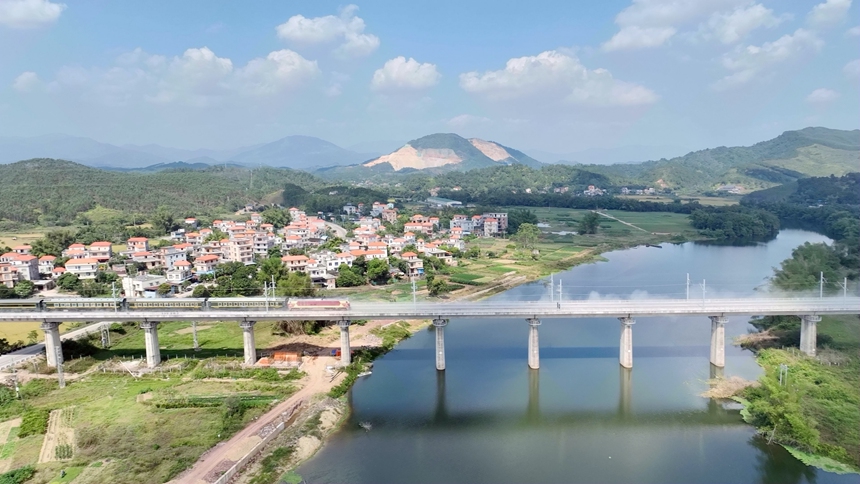 綜合檢測(cè)列車在防東鐵路上運(yùn)行。秦瀚新攝