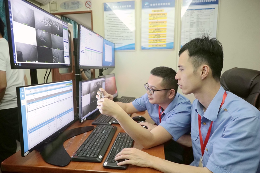 技術人員在綜合檢測車列車上仔細確認各項參數(shù)。盧詩宇攝