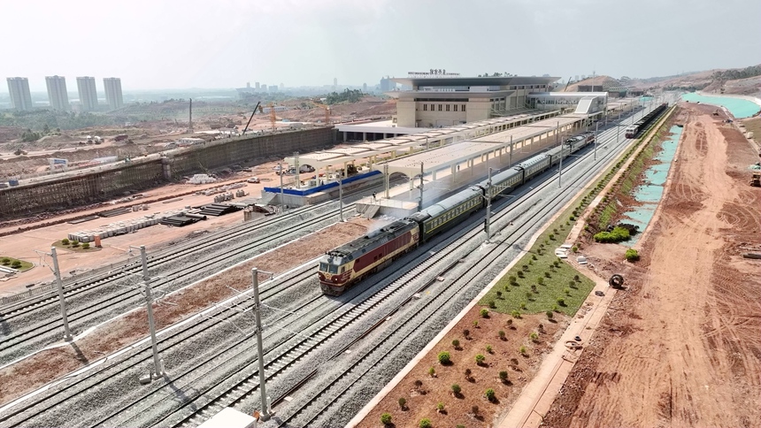 綜合檢測列車抵達(dá)東興市站。韋諭攝