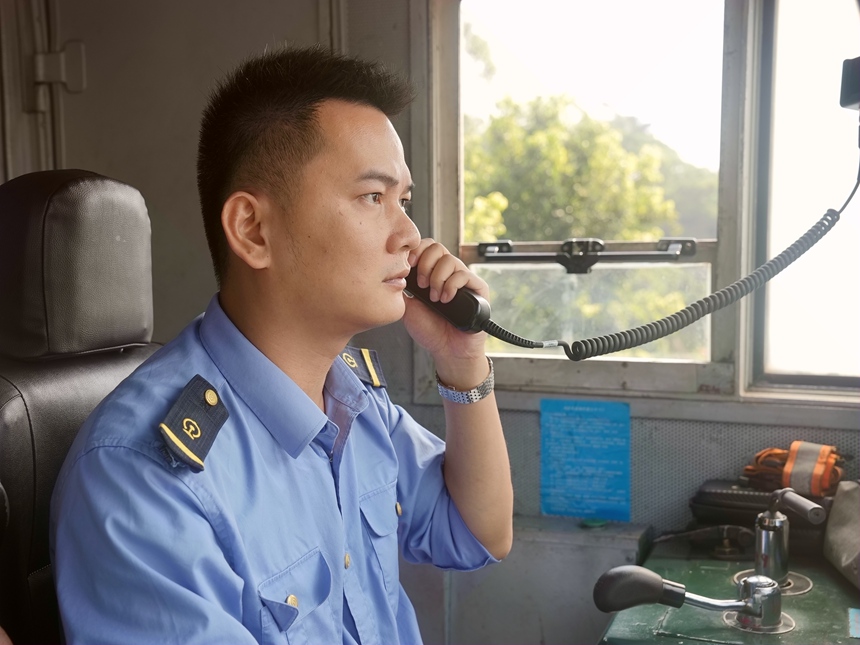 綜合檢測列車司機與車站聯(lián)控。韋諭攝