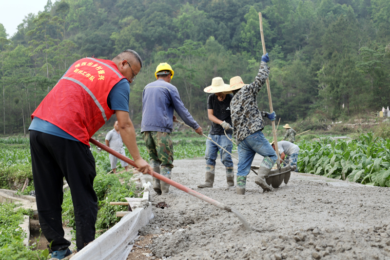 廣西煙草局派駐靖西市大荷村原第一書記余金恒正在和工作隊(duì)員一起修建產(chǎn)業(yè)路。包丹丹攝